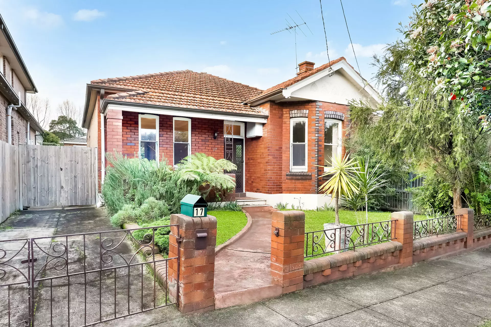 17 Balfour Street, Dulwich Hill Sold by Hudson McHugh - image 1