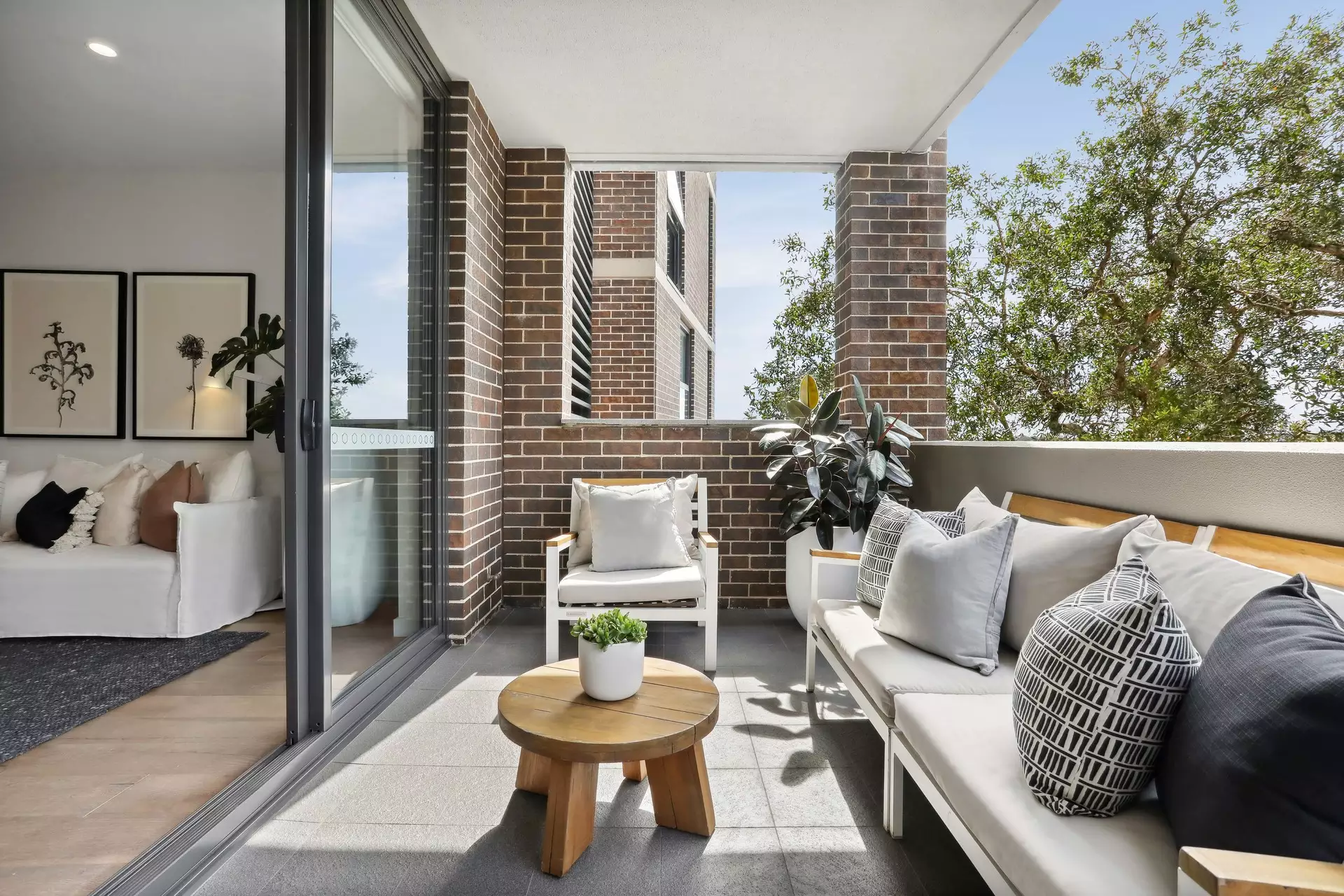 215/370 New Canterbury Road, Dulwich Hill Sold by Hudson McHugh - image 1