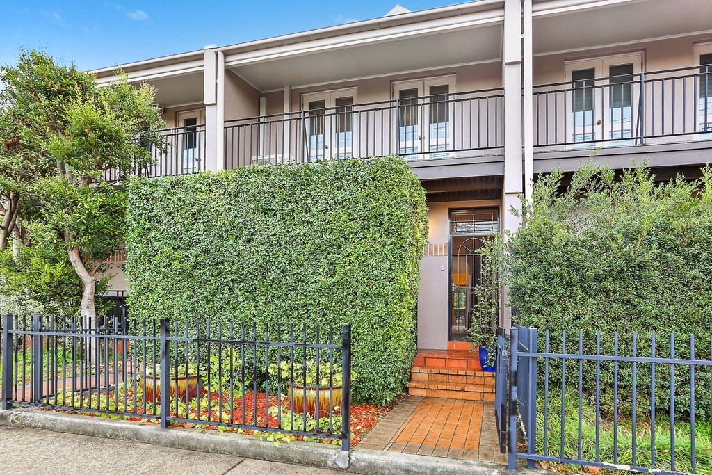 11/2-6 Derbyshire Road, Leichhardt Sold by Hudson McHugh - image 1