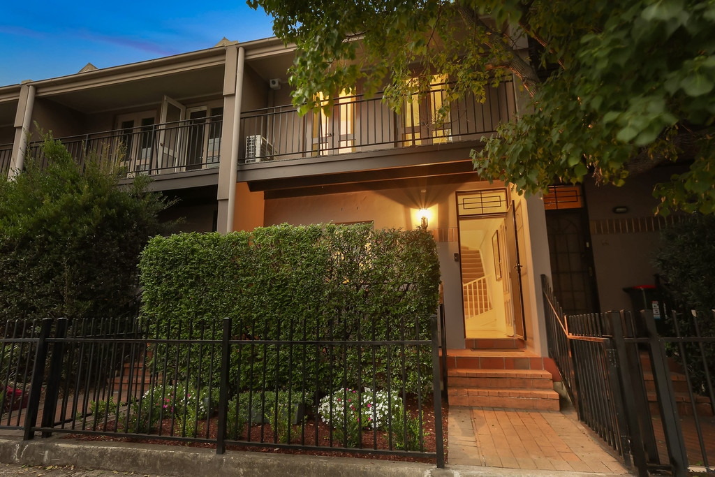 13/2-6 Derbyshire Road, Leichhardt Sold by Hudson McHugh - image 1