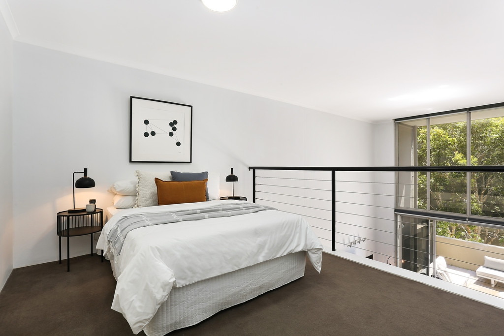 5/4 Gillespie Avenue, Alexandria Sold by Hudson McHugh - image 1